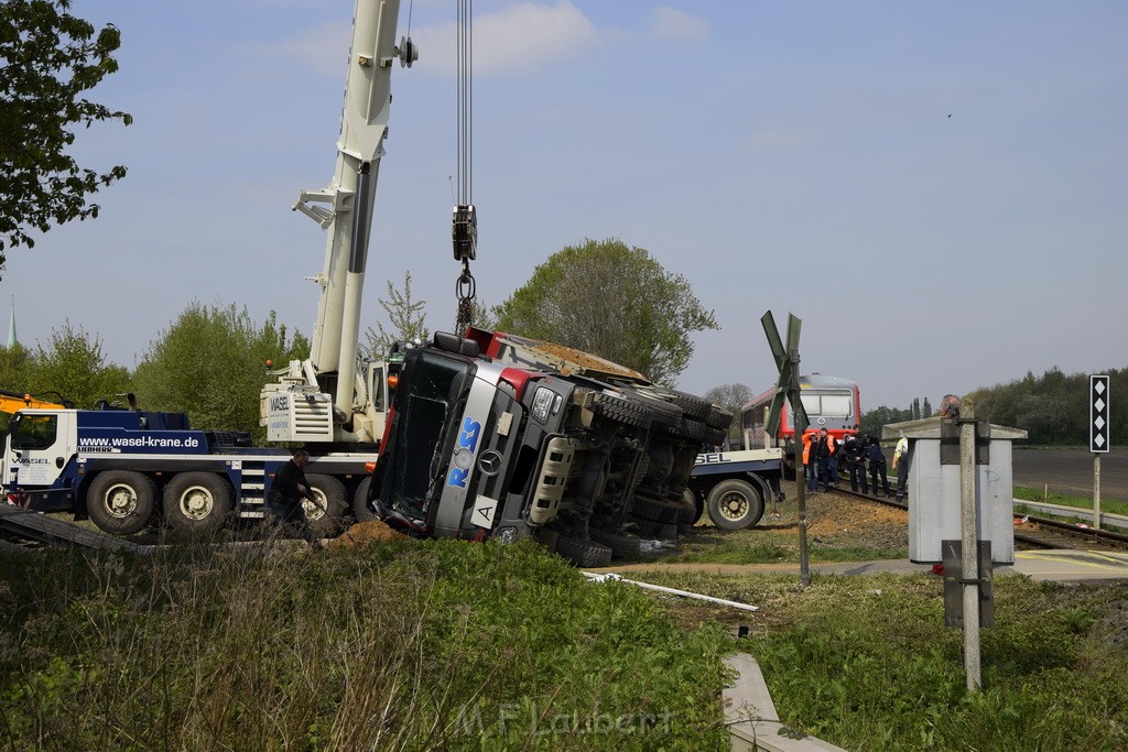 Schwerer VU LKW Zug Bergheim Kenten Koelnerstr P454.JPG - Miklos Laubert